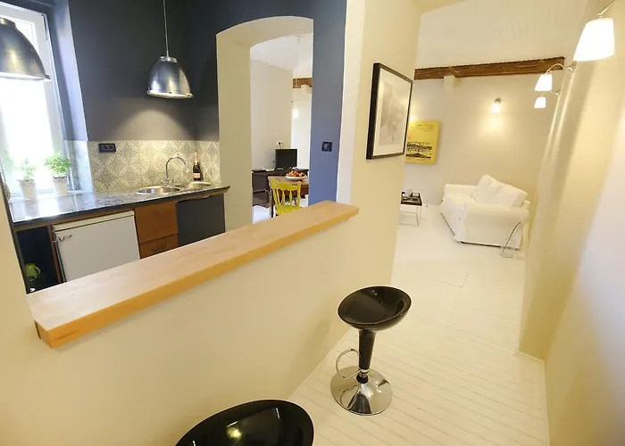 The Big Blue - Old Town Center Apartment *