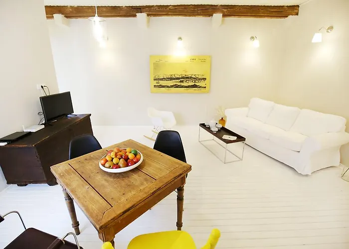 The Big Blue - Old Town Center Apartment *